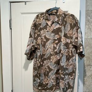 Men’s Hawaiian shirt.